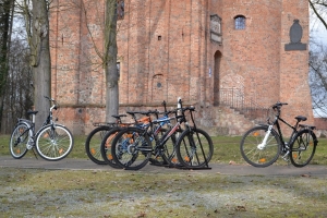 Wypożyczalnia sprzętu rowerowego i lornetek w Zespole Pałacowo-Parkowym w Żmigrodzie